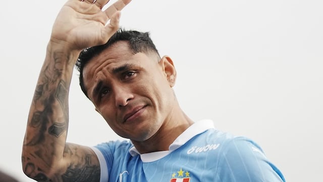 Yoshimar Yotún saludando a su familia, a toda la hinchada celeste, tras su emotivo regreso a los campos. (FOTO: ITEA / Andrés Lino).