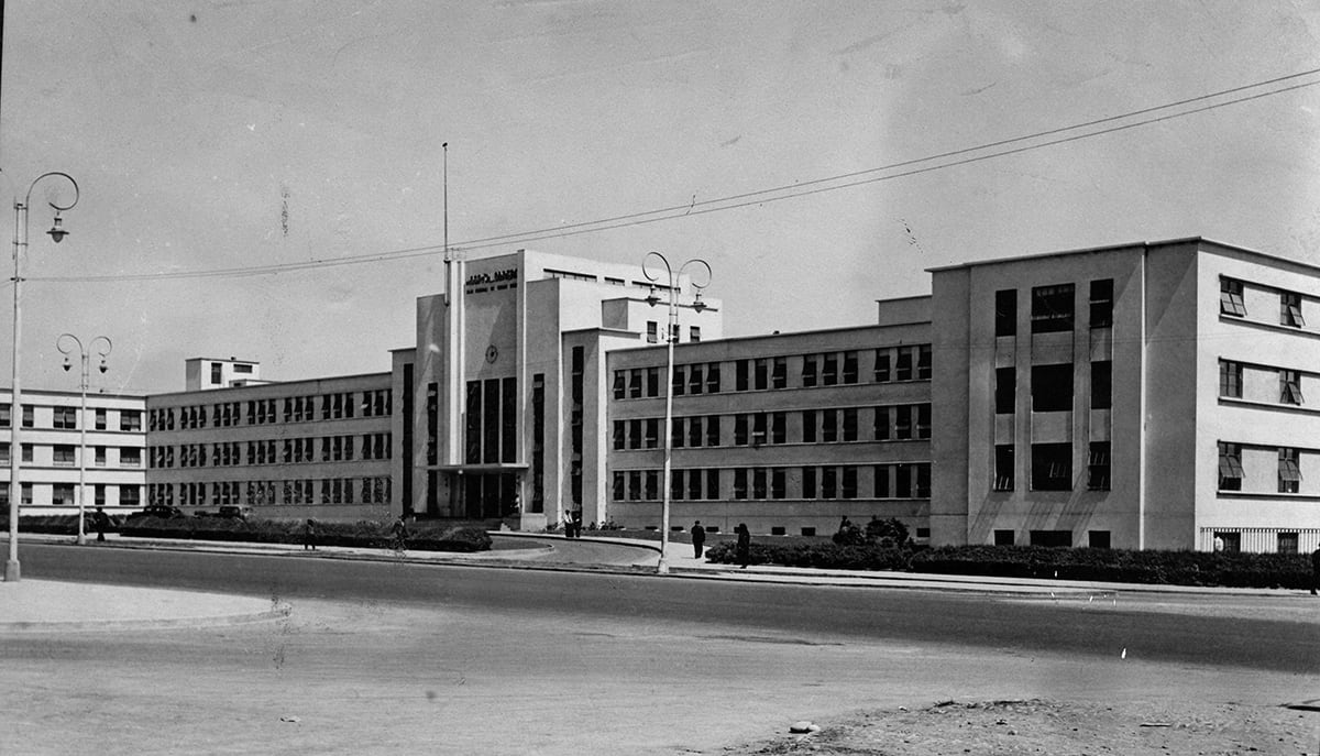 Fachada del Hospital Obrero, tomada el 23 de octubre de 1947. Nótese el área despejada y limpia frente al nosocomio. (Foto: Archivo Histórico de El Comercio)