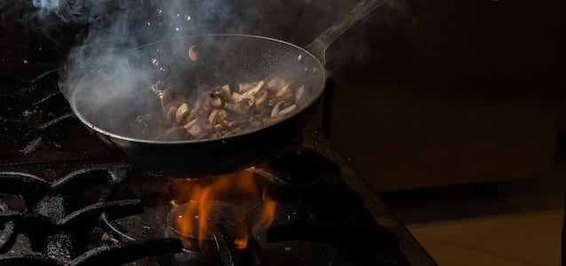 En menos de 1 minuto limpiarás el fondo de la sartén que se quemó