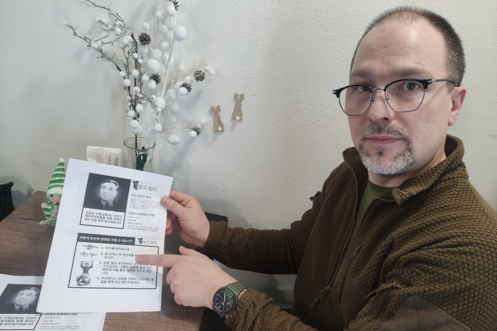 Ucrania invita a los soldados norcoreanos que luchan junto a los rusos a rendirse a las tropas de Kiev con panfletos de estética soviética y mensajes grabados en coreano que se emiten desde altavoces montados en drones, según explicó a EFE el portavoz del órgano del Estado ucraniano que se ocupa de los prisioneros de guerra, Petró Yatsenko. EFE/ Marcel Gascón