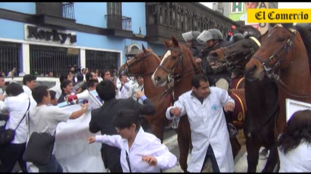 Huelga médica: Así fue el enfrentamiento de galenos y policías