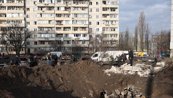 Agentes de policía inspeccionan el cráter de una explosión tras un ataque con misiles en Kiev, Ucrania, el 21 de marzo de 2024. (Foto de Anatolii STEPANOV / AFP).