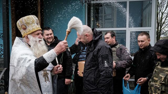 Ucrania celebra la Pascua ortodoxa bajo las bombas rusas y la tristeza por la guerra