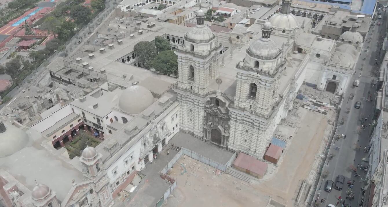 Junto a la iglesia de San Francisco, en la cuadra 1 del jirón Amazonas, se creía que aparecía el Encapuchado durante las oscuras noches de una Lima que aún no tenía alumbrado público.