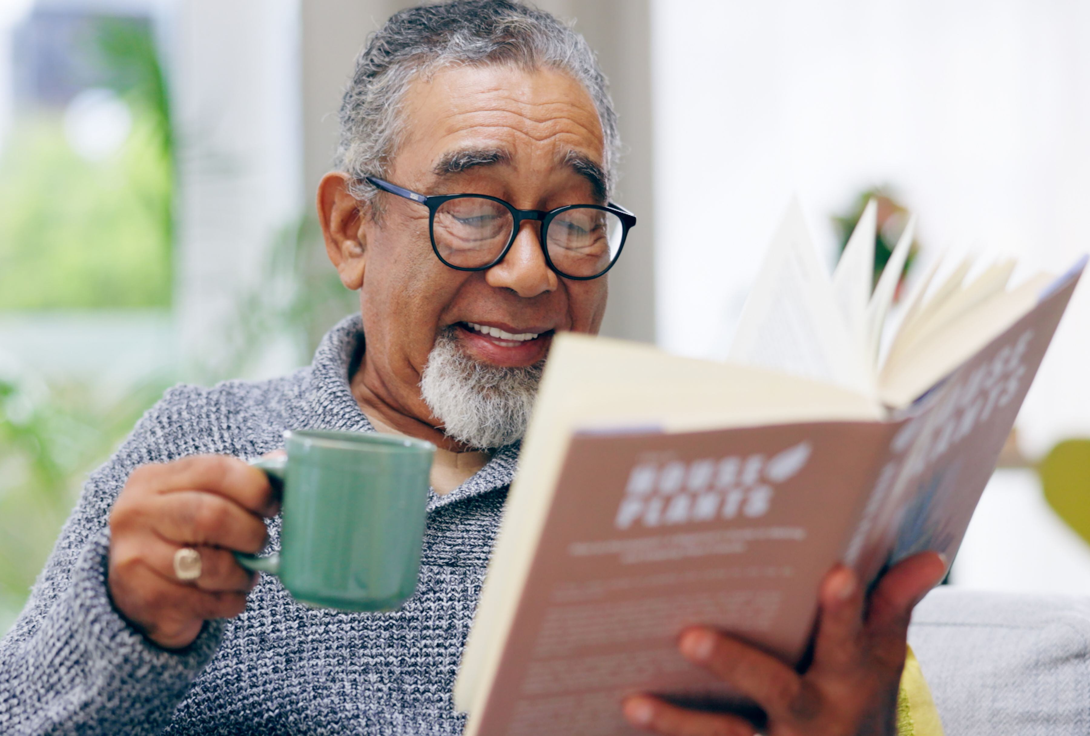 Un adulto mayor leyendo. (Foto: :Jacob Wackerhausen/iStock)