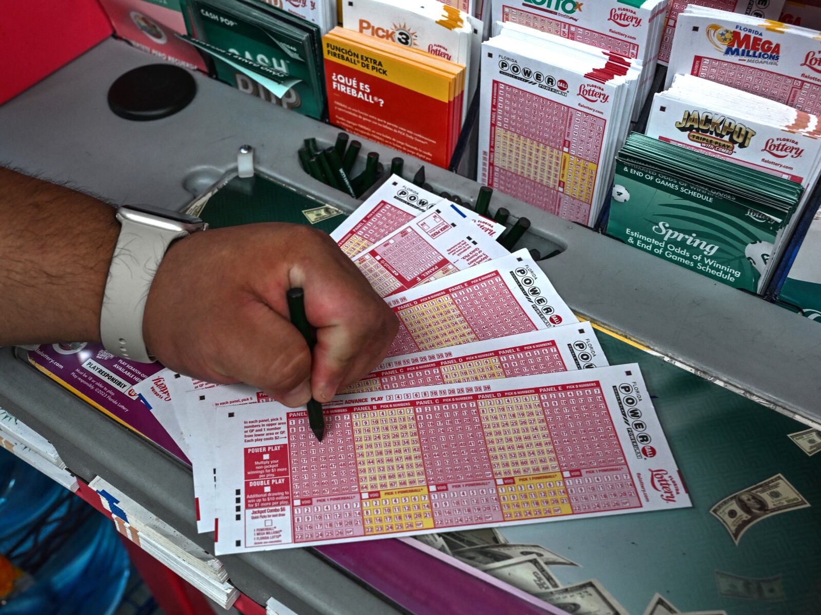 Las posibilidades de atinar a las bolas blancas y las bolas rojas son remotas (Foto: AFP)