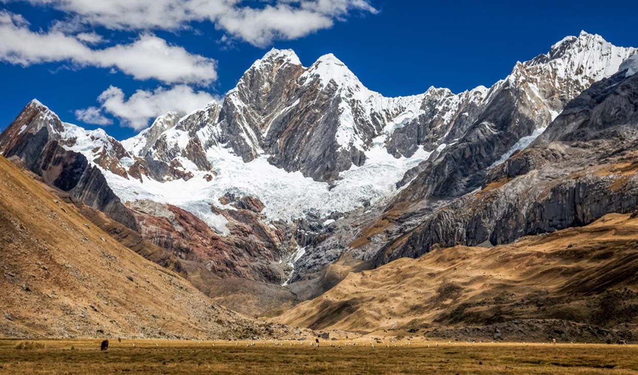 Es conocida como la montaña más alta del Perú, ya que se encuentra a más de 6.768 m.s.n.m. Está ubicada en el Parque nacional de Huascarán al limite de las provincias de Yungay y Carhuaz, en Áncash. Para poder escalar el Huscarán, primero debes llegar a Yungay, luego dirigirte a la localidad de Musho. Desde ese punto realizar una caminata de cuatro horas hasta el glaciar Raimondi, aquí varias personas permanecen para aclimatarse. Recuerda que la expedición dura de 6 a 7 días. (Foto: Shutterstock)