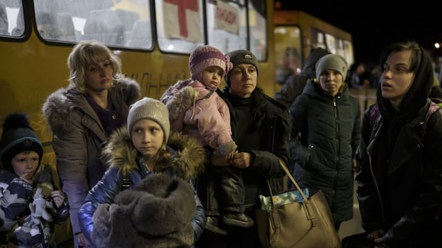 Autobuses con habitantes de ciudad ucraniana de Mariúpol llegan a Zaporiyia