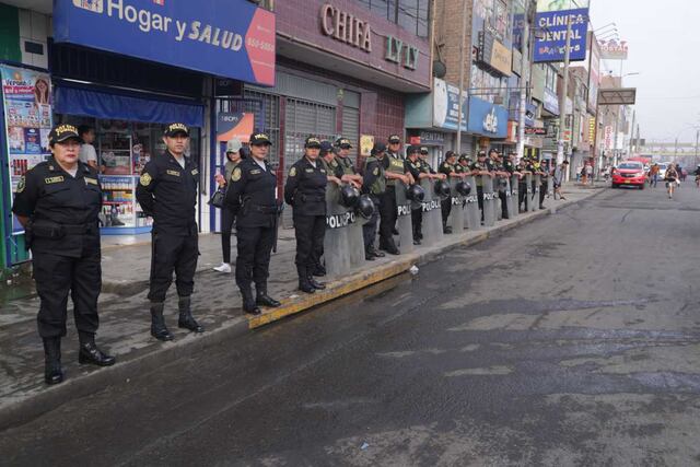 La Policía Nacional del Perú (PNP) resguarda puntos vitales en Lima Metropolitana para evitar desmanes. Foto: Alessandro Currarino / @photo.gec