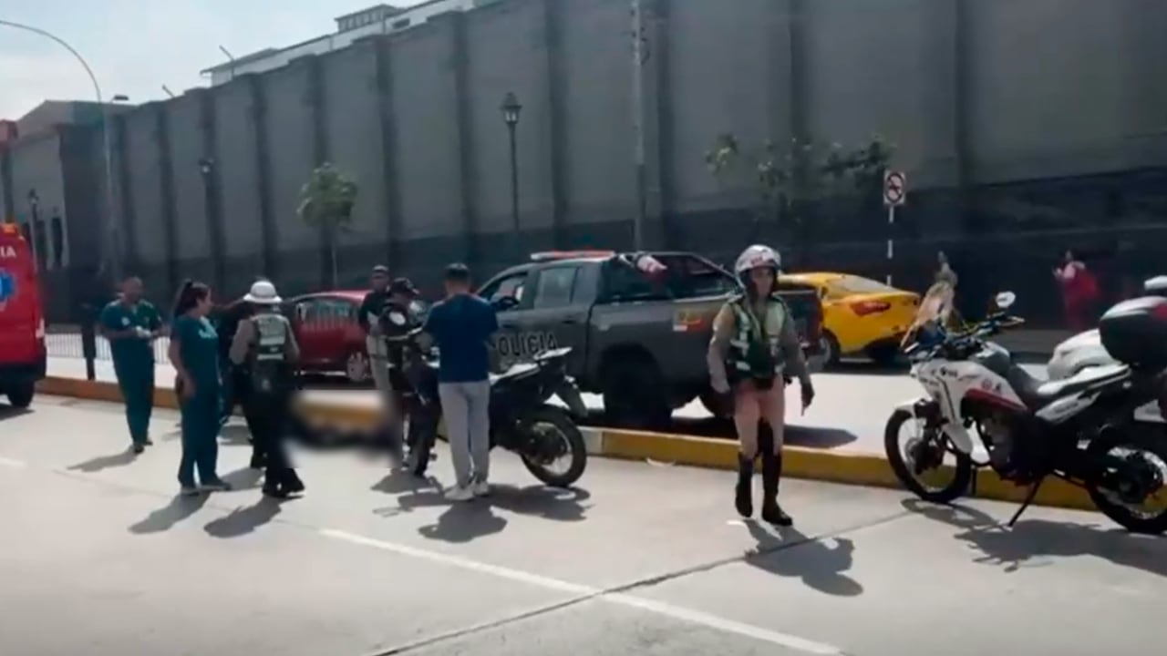 Policía motorizado atropella a una joven y termina herido tras despistarse en la av. Alfonso Ugarte
