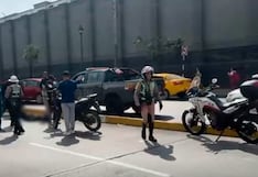 Policía motorizado atropella a una joven y termina herido tras despistarse en la av. Alfonso Ugarte