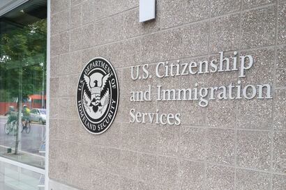 USCIS lanza advertencia a visitantes temporales: la regla que, si se incumple, puede causar la deportación inmediata