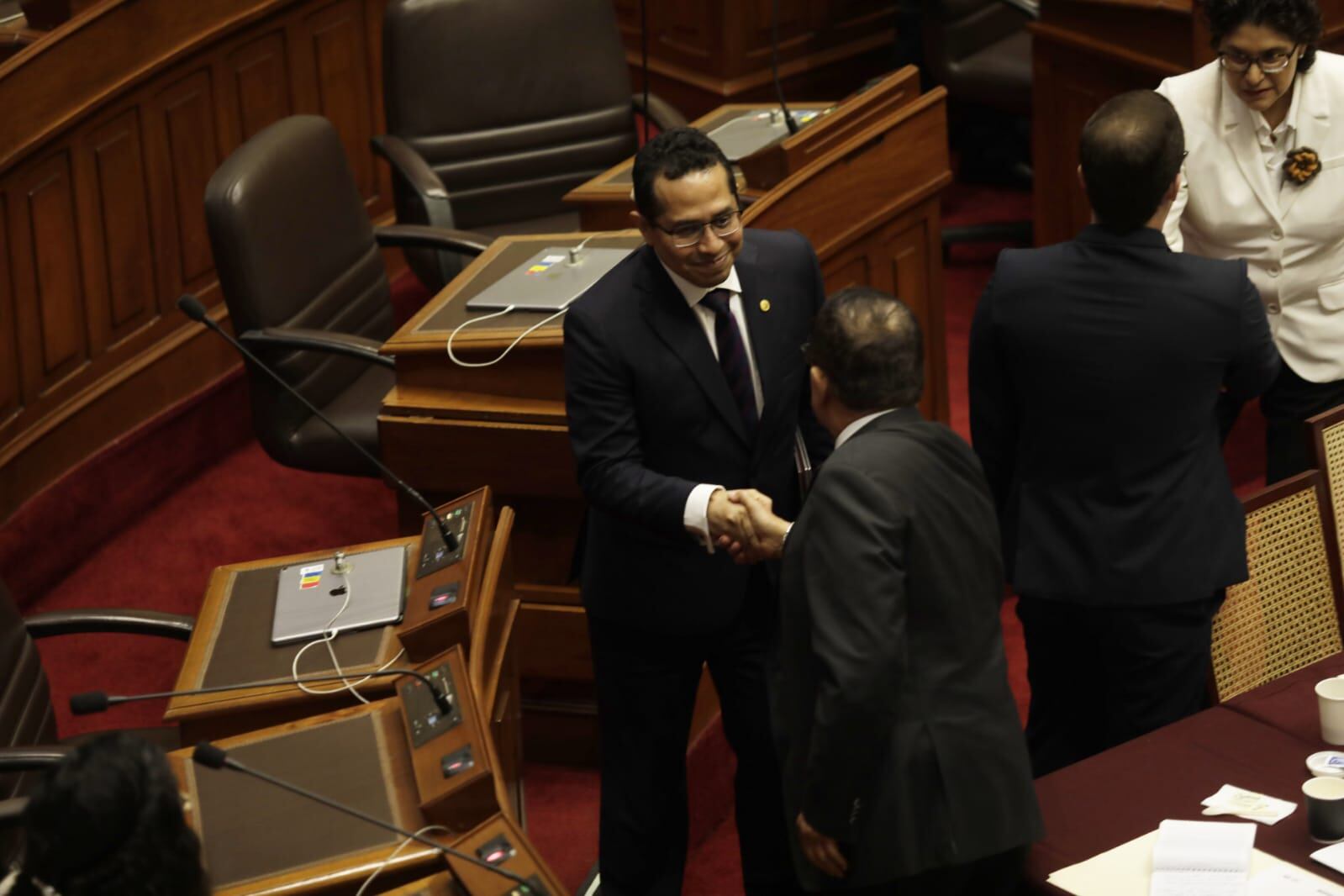 Roberto Burneo y Carmen Velarde acudieron a la Comisión de Constitución. (Foto: Lenin Tadeo / GEC)