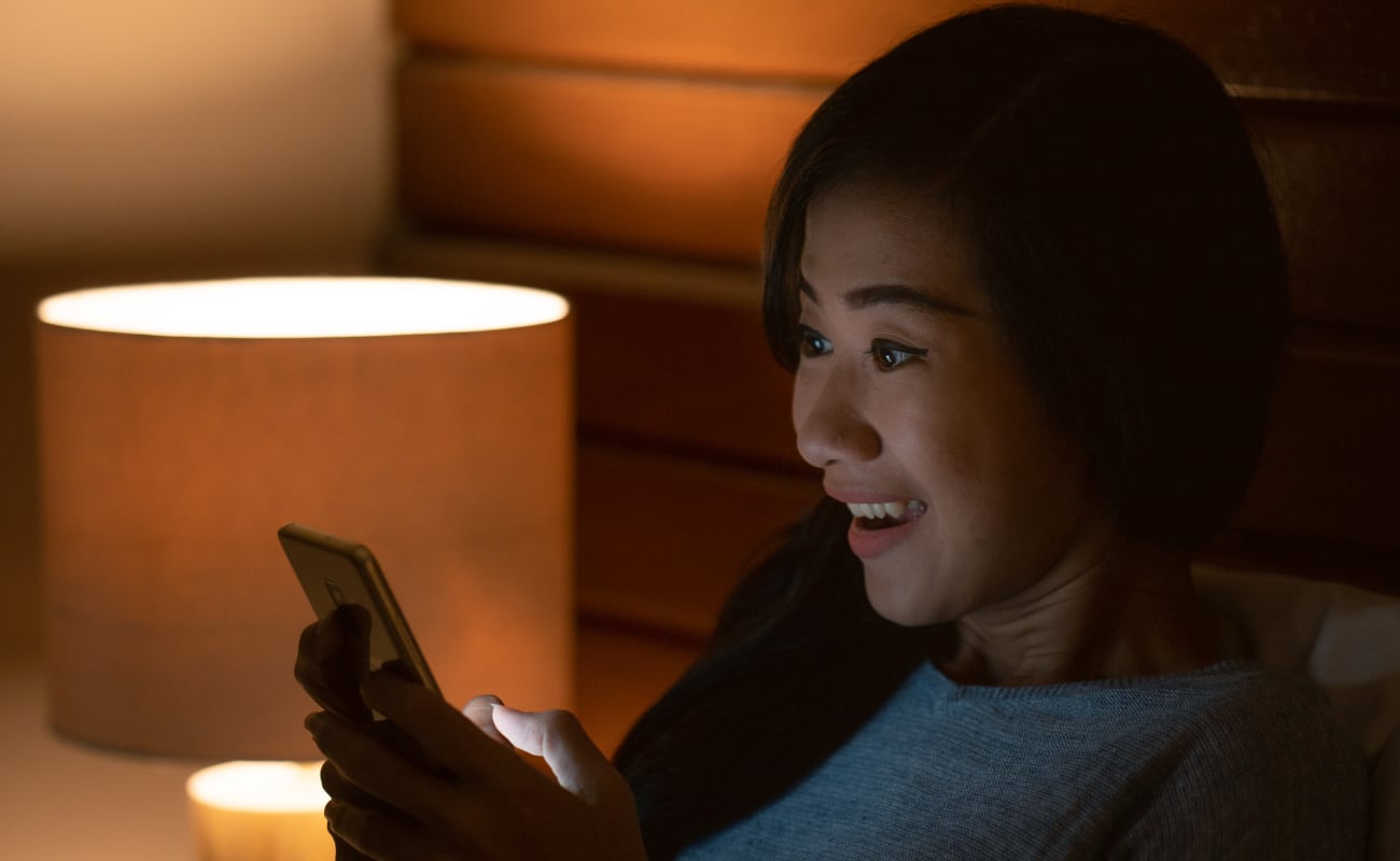 La luz azul de las pantallas inhibe la producción de melatonina, dificultando el sueño y afectando la calidad del descanso. Para evitarlo, se recomienda limitar el uso de dispositivos antes de dormir o activar el modo nocturno.