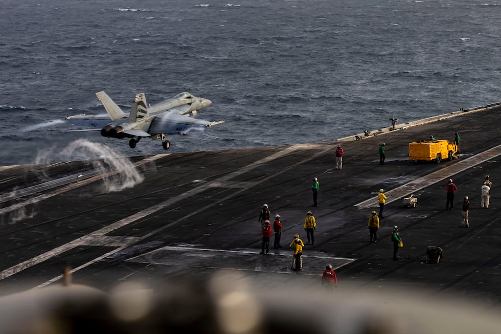 Esta foto de la Armada de Estados Unidos, publicada el 4 de agosto de 2026, muestra un F/A-18E Super Hornet despegando de la cubierta de vuelo del portaaviones de clase Nimitz USS Abraham Lincoln el 31 de julio de 2026. (AFP).