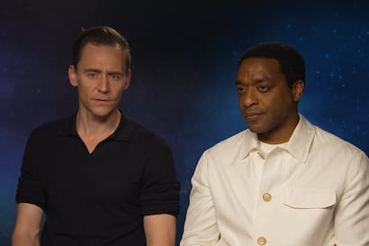 Tom Hiddleston en exclusiva por “La vida de Chuck”: “Bailar es liberación, es expresión, es conexión”