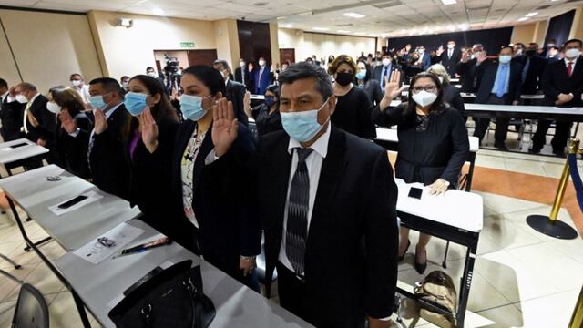 Corte de El Salvador mantiene a centenar de jueces forzados a dejar sus cargos 