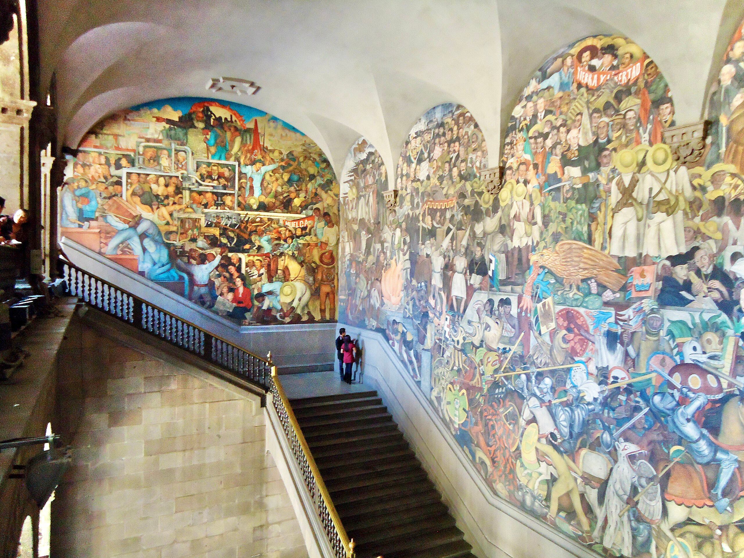 Diego Rivera es un exponente del muralismo, cuyos trabajos están repartidos por varios lugares de Ciudad de México. Uno de los más visitados son los murales que se visitan integrados con la entrada al Palacio Nacional.