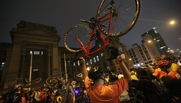 Ciclistas protestaron frente al Palacio de Justicia para exigir dar con los responsables del fatal accidente. Foto: GEC