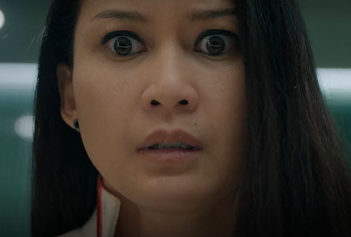 En "Una mujer normal", Milla es una persona muy respetada en Yakarta, pero su vida cambia cuando comienza a experimentar síntomas misteriosos como constantes hemorragias nasales y visiones (Foto: Soda Machine Films)