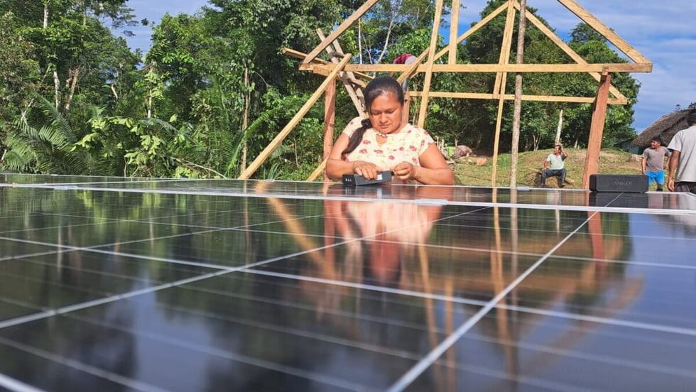 Mariela Mukuink, técnica solar, ofrece capacitaciones y asistencia técnica en instalaciones eléctricas en territorio wampis, Perú. Foto: cortesía Kara Solar