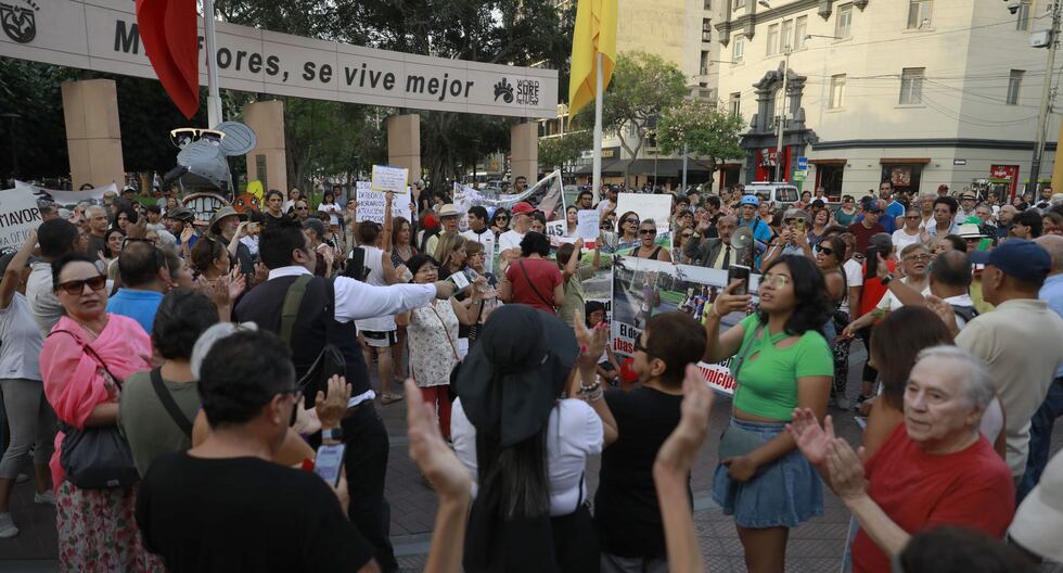 Cerca de 250 personas se congregaron frente al Palacio Municipal para protestar por algunas medidas y acciones tomadas por la gestión del actual burgomaestre de Miraflores. (Foto: Julio Reaño)