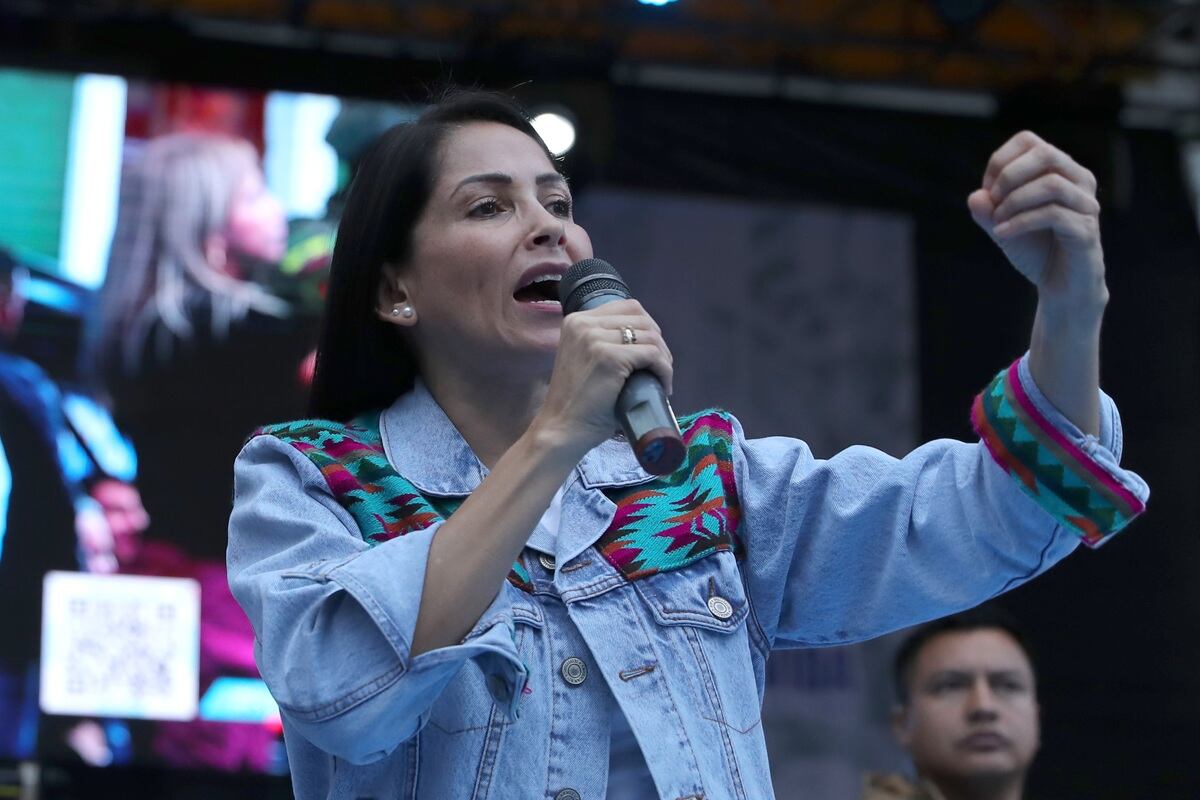 La candidata a la Presidencia de Ecuador Luisa González, se congrega con simpatizantes en Pujilí, Ecuador, el 27 de marzo de 2025. (Foto de José Jácome / EFE)