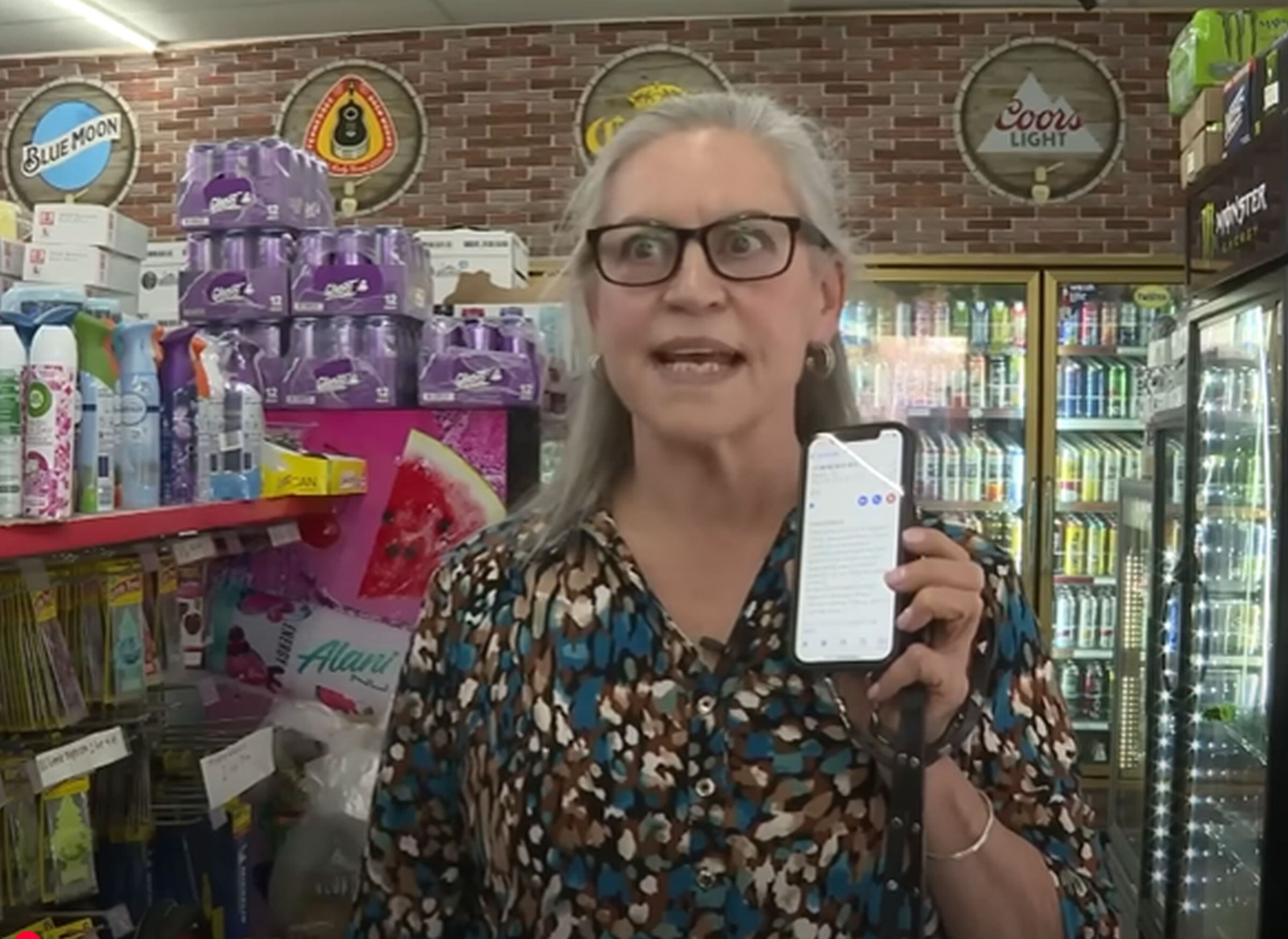 Lista Clark estuvo cerca de perder $6500 a través de una máquina de Bitcoin luego de haber creído algo que leyó en un mensaje de texto. (Foto: WTVF e Inside Edition / YouTube)