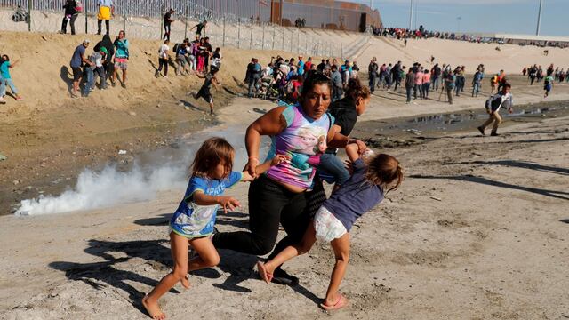 La madre hondureña gaseada en la frontera entra a Estados Unidos y pide asilo
