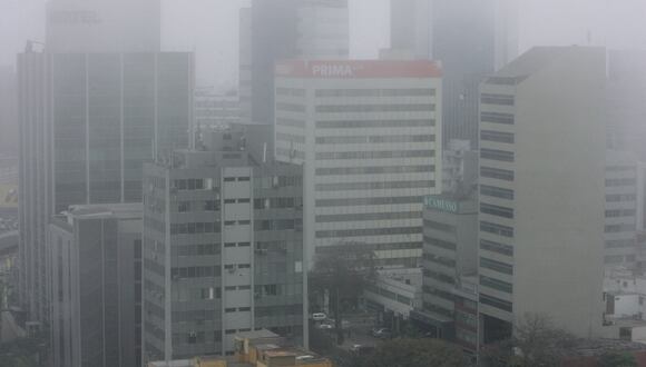 Una niebla cubre los edificios en San Isidro, Lima, Perú. (FOTO AFP / EITAN ABRAMOVICH).