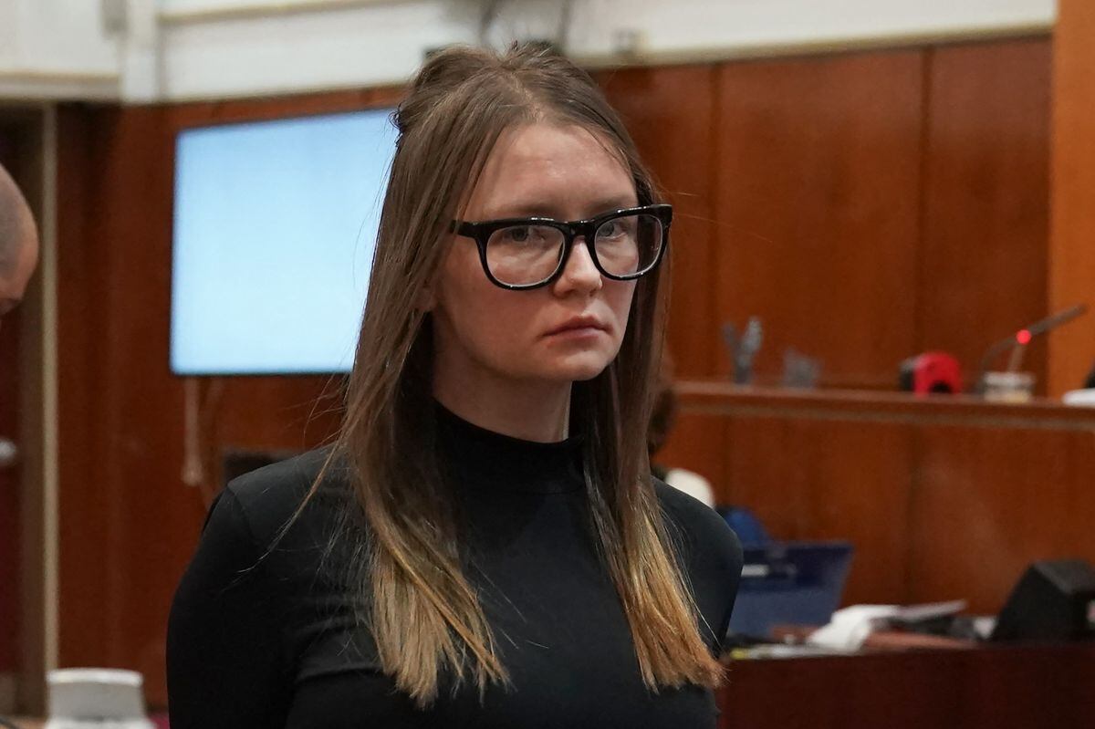 La falsa heredera alemana Anna Sorokin es llevada después de ser sentenciada en la Corte Suprema de Manhattan el 9 de mayo de 2019 (Foto: Timoteo A. Clary / AFP)