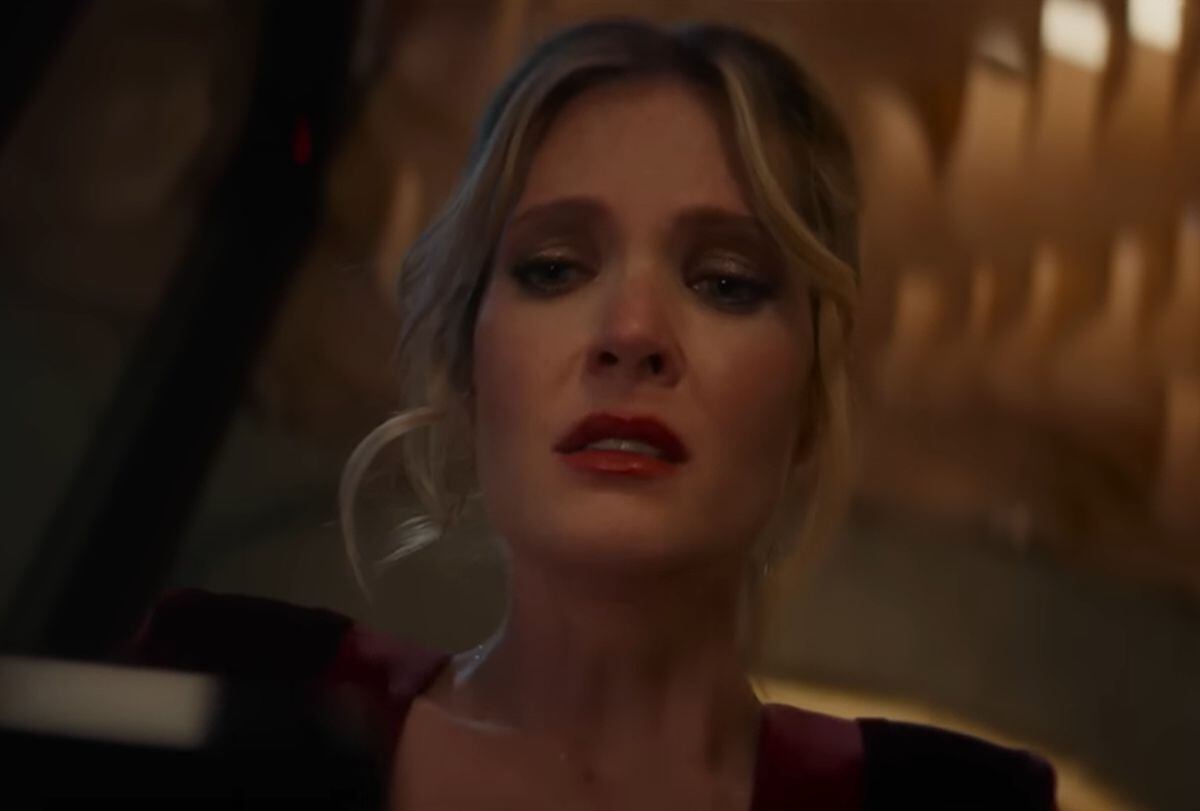 La cita de Violet se vuelve una pesadilla, no por su acompañante, sino por un extraño sujeto que le envíe mensajes (Foto: Universal Pictures)