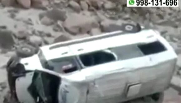 Minivan cayó de un barranco tras chocar con un automóvil. (Foto: Captura/América Noticias)