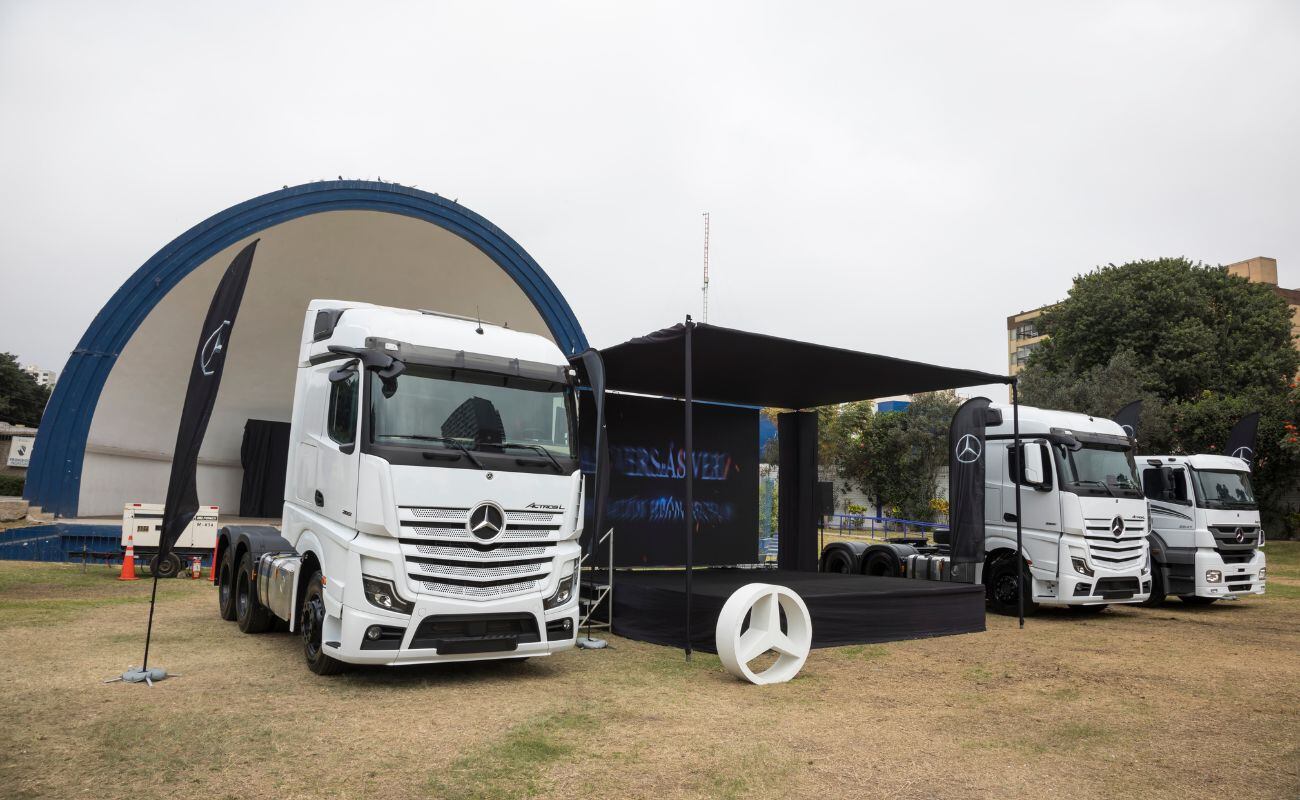Sobre el lado izquierdo se observa el New Actros Mirrorcam, el cual reemplaza los retrovisores tradicionales por cámaras digitales. Foto: Mercedes-Benz