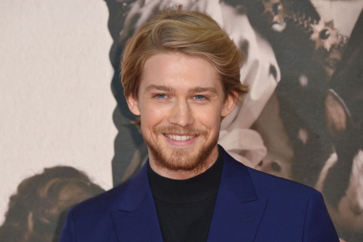 El actor británico Joe Alwyn posa a su llegada para el estreno británico de la película "The Favourite" durante el Festival de Cine de Londres BFI en Londres el 18 de octubre de 2018 (Foto: Anthony Harvey / AFP)
