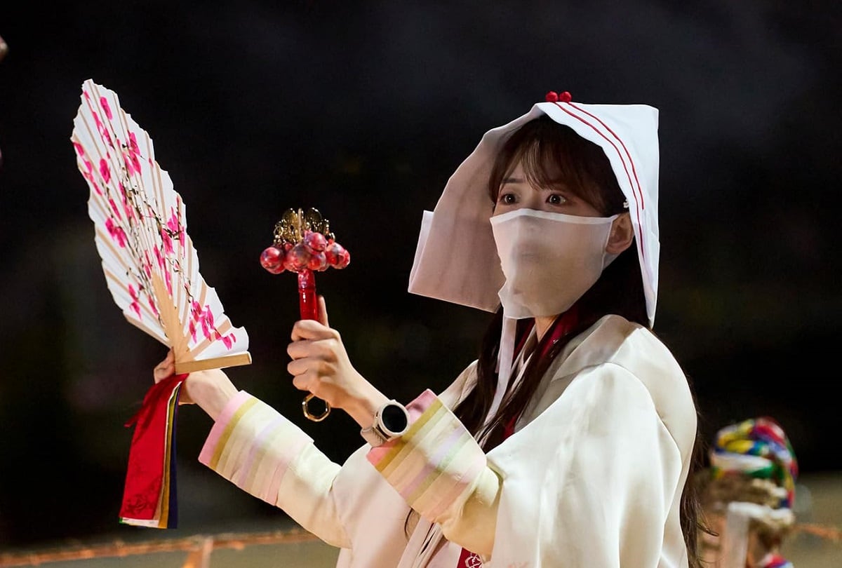 Seong-A (Cho Yi-hyun) recupera sus poderes de chamana al final de la serie surcoreana "Perdidamente enamorada" (Foto: Amazon Prime Video)