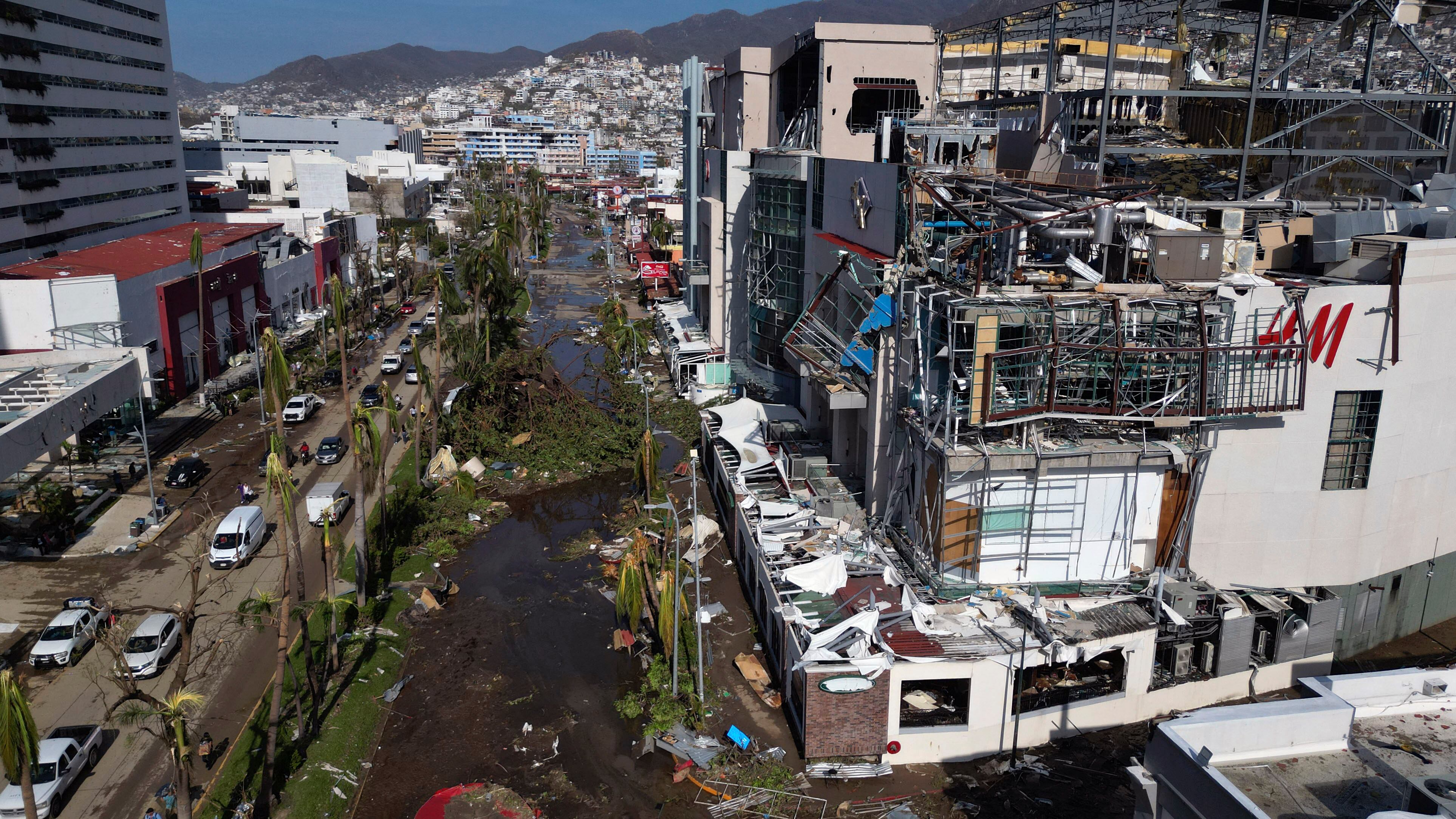 Vista de los daños causados ​​tras el paso del huracán Otis en Acapulco, estado de Guerrero, México, el 26 de octubre de 2023. (Foto de RODRIGO OROPEZA/AFP).