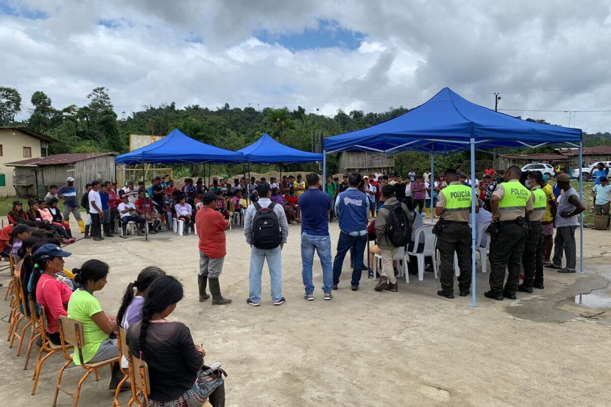 Defensoría del Pueblo en reunión con dos comunidades Chachi para hablar de la defensa del territorio. Foto: Cortesía Raquel Quiñónez.