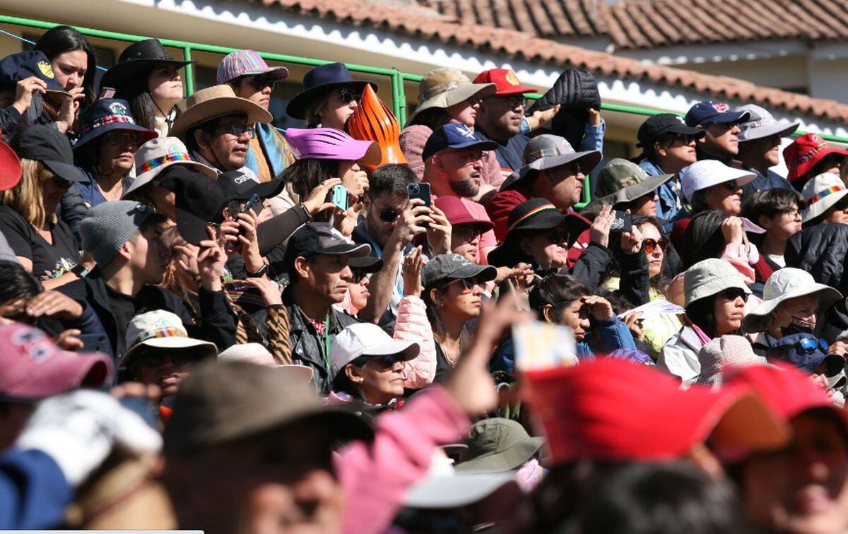Cusqueños, visitantes peruanos y extranjeros llegaron a Cusco para presenciar en vivo el Inti Raymi (Foto: ANDINA/Percy Hurtado Santillán)