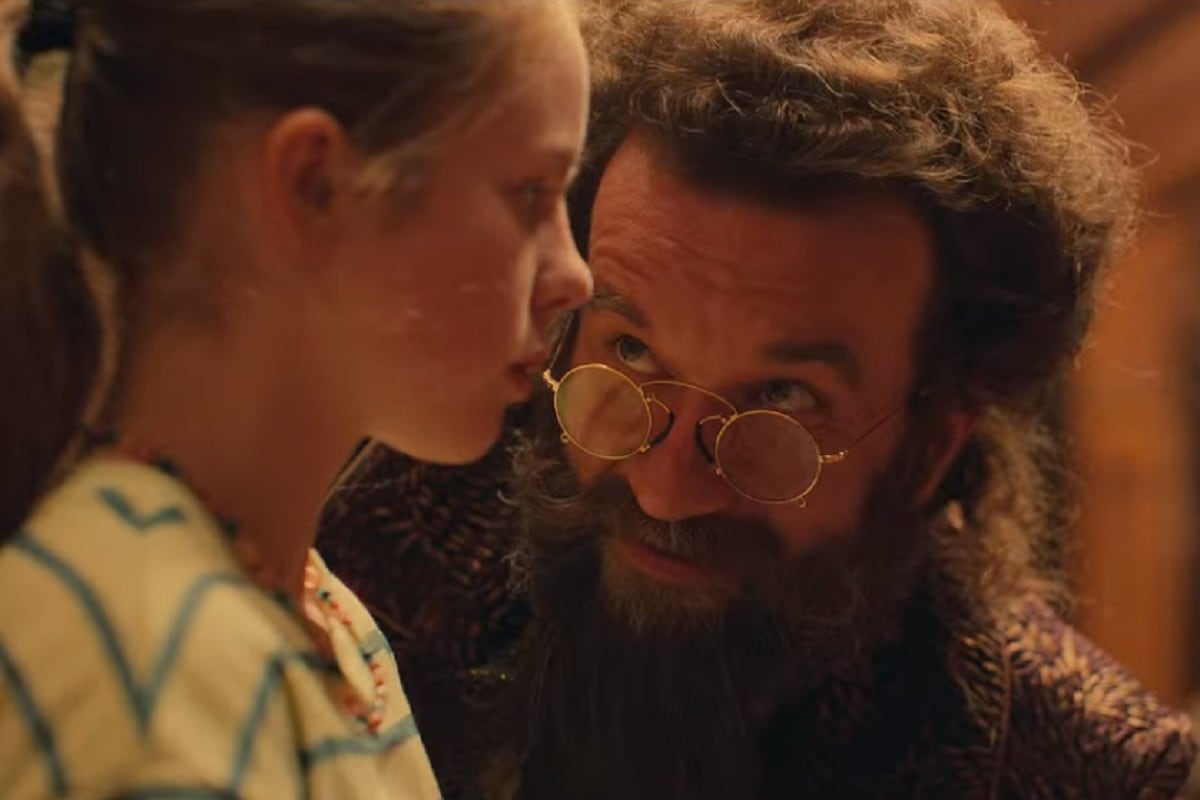 El profesor Kleks le enseña a Ada a utilizar su don en la película polaca "La Academia del Sr. Kleks" (Foto: Netflix)