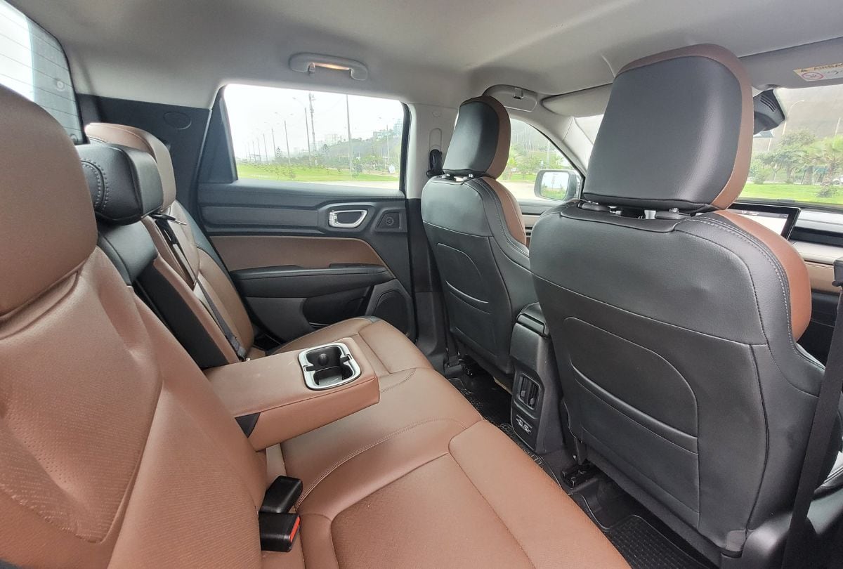 Vista de la segunda fila y asientos delanteros, ambos forrados en cuero. (Foto: Fernando Roca)