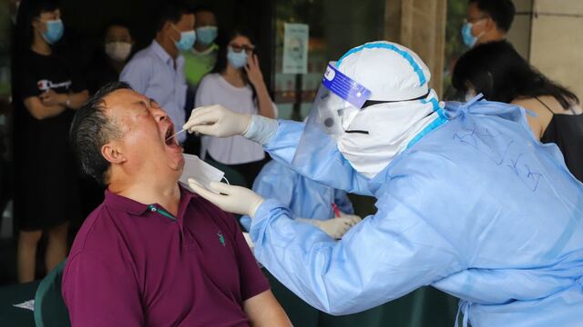 China hace pruebas a toda una ciudad de 9 millones de habitantes tras seis casos de coronavirus