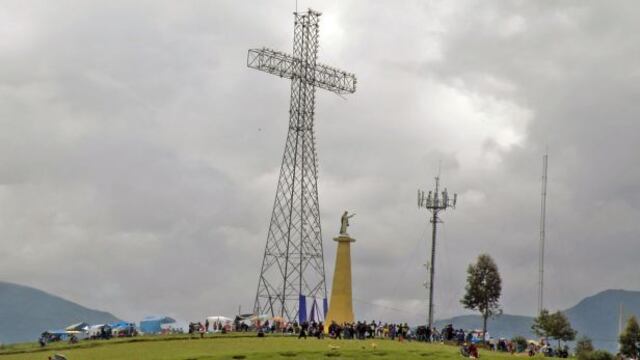 Huancayo: cruz construida con restos de torres recibió a fieles