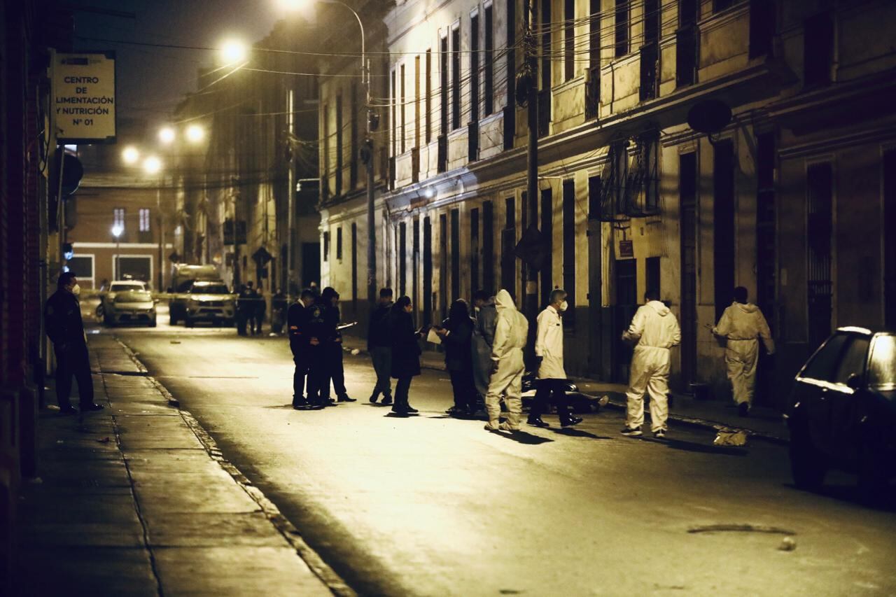 La víctima fue perseguida por varias cuadras y recibió más de 50 balazos en Barrios Altos. (Foto: César Grados / @photo.gec)