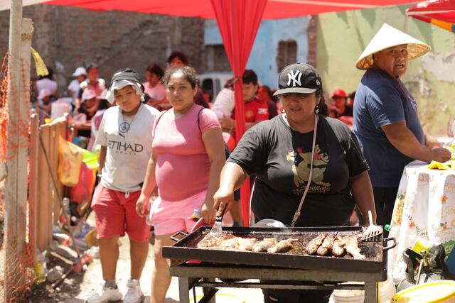 Hombres y mujeres pusieron sus puestos de comida en todo el camino del cerro. Foto: Britanie Arroyo/ @photo.gec