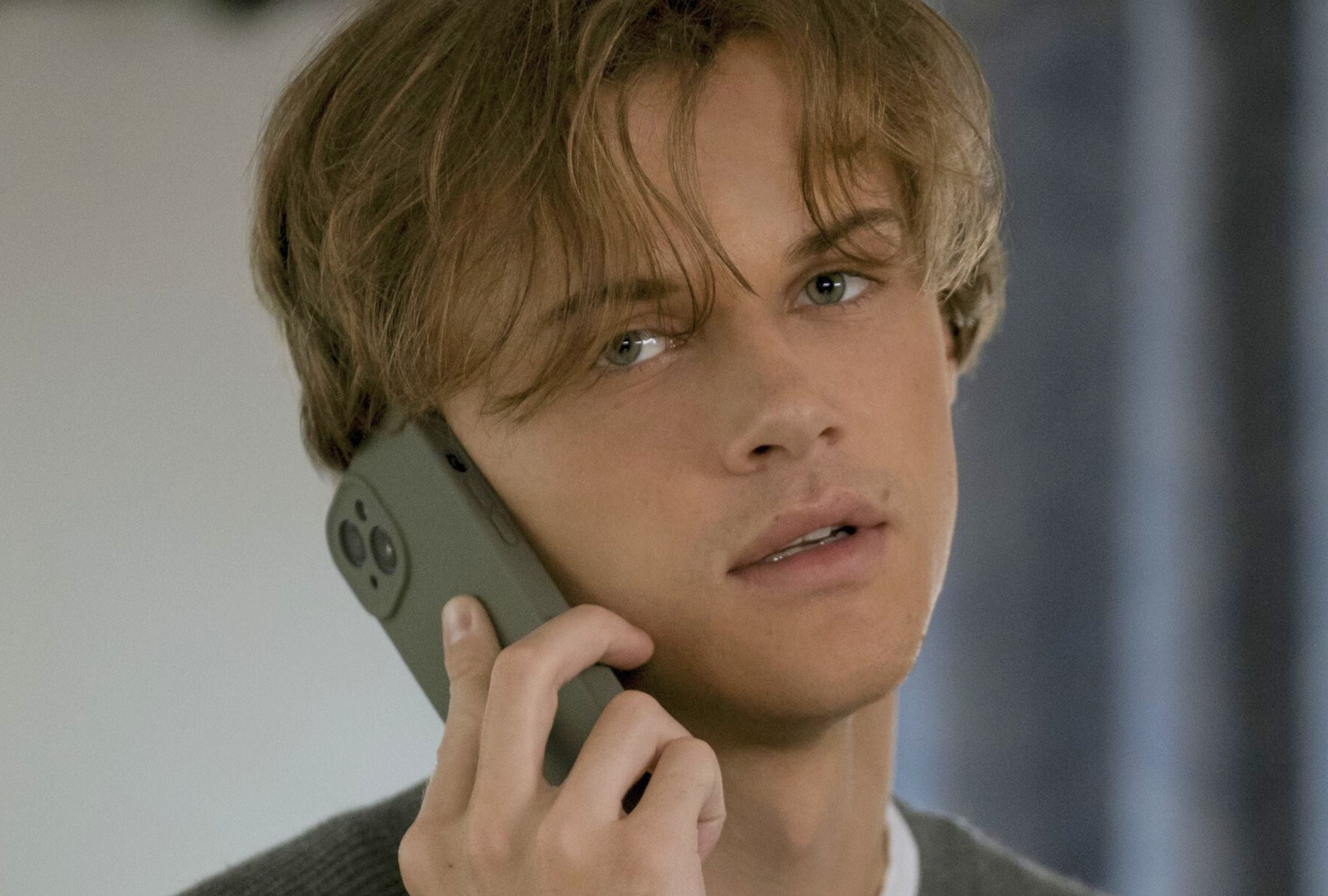 El actor estadounidense Christopher Briney vuelve a interpretar a Conrad Fisher en la temporada 3 de "El verano en que me enamoré" (Foto: Amazon Studios)