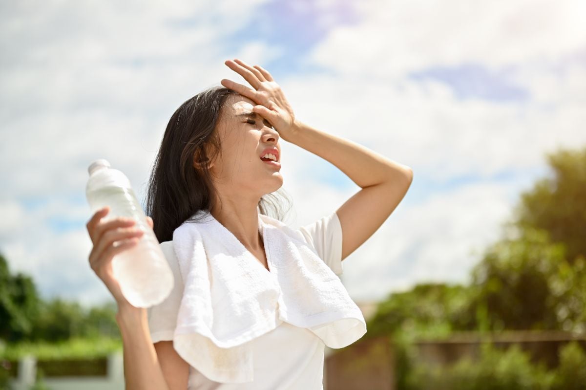 El calor puede traer riesgos para la salud si no se toman las precauciones necesarias. (Foto: BongkarnThanyakij / iStock)