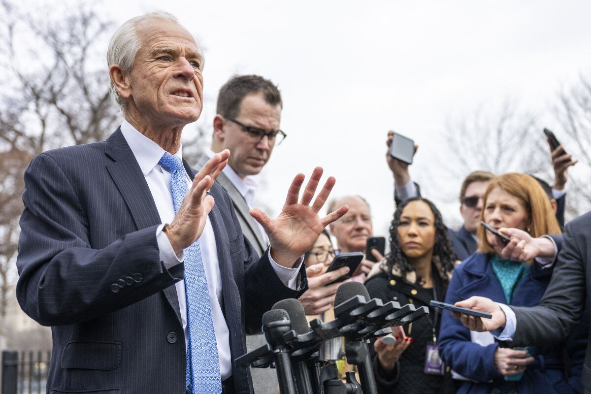 Peter Navarro está a favor de los aranceles impuestos por el presidente Donald Trump (Foto: Jim Watson / AFP)