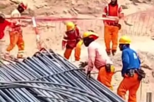 Villa María del Triunfo: colapso de fierros en obra deja a obrero atrapado