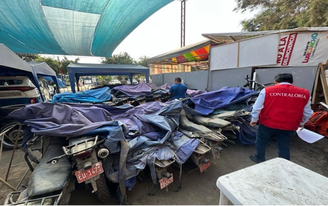 La Contraloría encontró en un local de San Juan de Lurigancho unas motocicletas empolvadas que apenas están tapadas por un plástico azul.